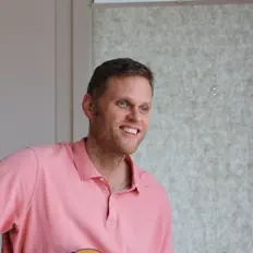 Woutを聴いたり、ミュージックビデオを鑑賞したり、経歴やツアー日程などを確認したりしましょう！