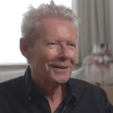 聆聽 Richard Hartley、觀看音樂影片、閱讀小傳、查看巡演日期等！