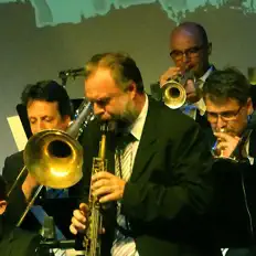 Budapest Jazz Orchestraを聴いたり、ミュージックビデオを鑑賞したり、経歴やツアー日程などを確認したりしましょう！