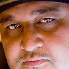 Domingo을(를) 듣고, 뮤직 비디오를 보고, 약력을 읽고, 투어 일정 등을 확인하세요!