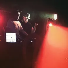 Ouça Attack & Release, assista a videoclipes, leia a biografia, veja as datas das turnês e mais!