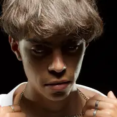 Huey Vを聴いたり、ミュージックビデオを鑑賞したり、経歴やツアー日程などを確認したりしましょう！