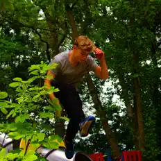 聆聽 Razr、觀看音樂影片、閱讀小傳、查看巡演日期等！