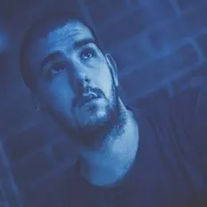Ascolta Forti, guarda video musicali, leggi la biografia, vedi le date del tour & altro!