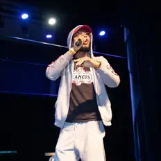 收听 TGIF、观看音乐视频、阅读小传、查看巡演日期等 ！