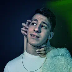 Ouve Scadi, vê vídeos de música, lê a biografia, vê as datas da digressão e muito mais!