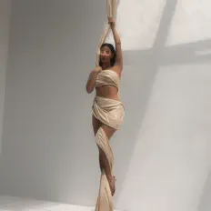 聆聽 Layla Kardan、觀看音樂影片、閱讀小傳、查看巡演日期等！