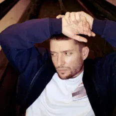 Hör dir Sad About You an, schau dir Musikvideos an, lies die Biografie, finde Tourdaten und mehr!