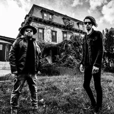 Dengarkan Black Mansions, tonton video musik, baca bio, lihat tanggal tur & lainnya!