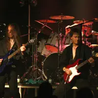 Ascolta undefined, guarda video musicali, leggi la biografia, vedi le date del tour & altro!