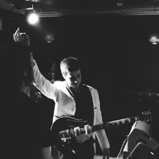 聆聽 Black Pope、觀看音樂影片、閱讀小傳、查看巡演日期等！