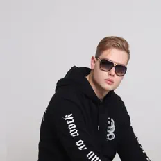 Poslechněte si interpreta Essay, sledujte hudební videa, přečtěte si životopis, podívejte se na data turné a další informace.