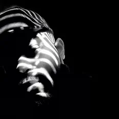 收听 ME、观看音乐视频、阅读小传、查看巡演日期等 ！