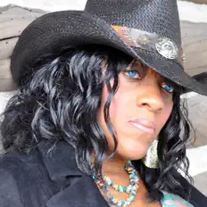 聆聽 Theresa Carmoney、觀看音樂影片、閱讀小傳、查看巡演日期等！