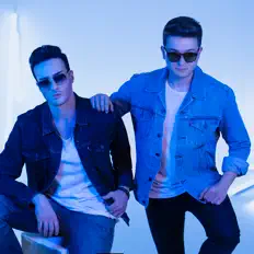 聆聽 Rush & Crush、觀看音樂影片、閱讀小傳、查看巡演日期等！