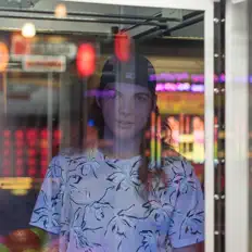 聆聽 Grand Theft Pineapple、觀看音樂影片、閱讀小傳、查看巡演日期等！