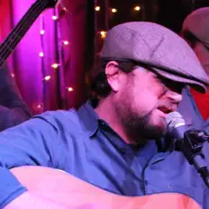 聆聽 John Galla、觀看音樂影片、閱讀小傳、查看巡演日期等！