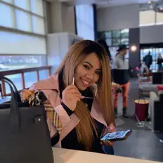Poslechněte si interpreta Khmer karen, sledujte hudební videa, přečtěte si životopis, podívejte se na data turné a další informace.