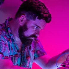 Franz Tormer सुनें, म्यूज़िक वीडियो देखें, बायो पढ़ें, दौरे की तारीखें और बहुत कुछ देखें!