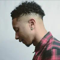 聆聽 undefined、觀看音樂影片、閱讀小傳、查看巡演日期等！