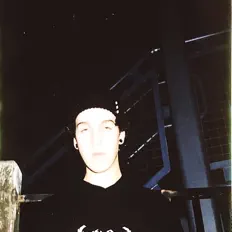 Jakemillsを聴いたり、ミュージックビデオを鑑賞したり、経歴やツアー日程などを確認したりしましょう！