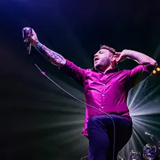 Andrew McBride सुनें, म्यूज़िक वीडियो देखें, बायो पढ़ें, दौरे की तारीखें और बहुत कुछ देखें!