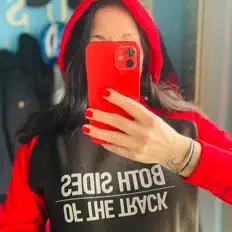 Both Sides Of The Trackを聴いたり、ミュージックビデオを鑑賞したり、経歴やツアー日程などを確認したりしましょう！