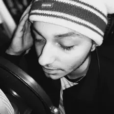 Ski-Boを聴いたり、ミュージックビデオを鑑賞したり、経歴やツアー日程などを確認したりしましょう！