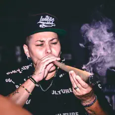 Ouve True Akira, vê vídeos de música, lê a biografia, vê as datas da digressão e muito mais!