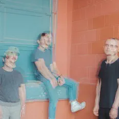 Dengarkan Hookup, tonton video musik, baca bio, lihat tanggal tur & lainnya!