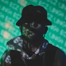 Ki-o.b सुनें, म्यूज़िक वीडियो देखें, बायो पढ़ें, दौरे की तारीखें और बहुत कुछ देखें!