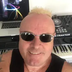 Ian Parkerを聴いたり、ミュージックビデオを鑑賞したり、経歴やツアー日程などを確認したりしましょう！