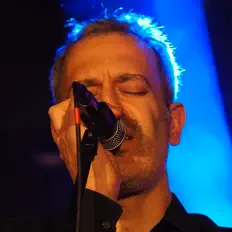 Riches of the Poorを聴いたり、ミュージックビデオを鑑賞したり、経歴やツアー日程などを確認したりしましょう！