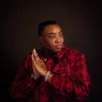 聆聽 undefined、觀看音樂影片、閱讀小傳、查看巡演日期等！