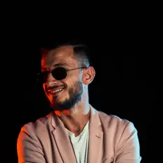 收听 DJ Iljano、观看音乐视频、阅读小传、查看巡演日期等 ！