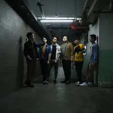 Escucha a Forward, mira vídeos musicales, lee la biografía, consulta fechas de giras y mucho más.