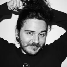 聆聽 Guiga、觀看音樂影片、閱讀小傳、查看巡演日期等！