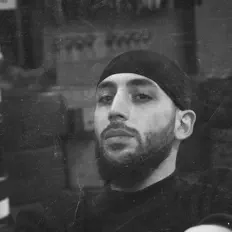 Restless Jones सुनें, म्यूज़िक वीडियो देखें, बायो पढ़ें, दौरे की तारीखें और बहुत कुछ देखें!