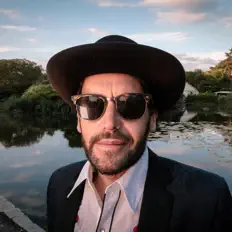 聆聽 Christopher Holland、觀看音樂影片、閱讀小傳、查看巡演日期等！