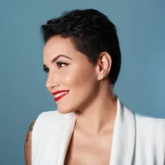 Ascolta Liz Rosa, guarda video musicali, leggi la biografia, vedi le date del tour & altro!