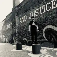 J_on_it सुनें, म्यूज़िक वीडियो देखें, बायो पढ़ें, दौरे की तारीखें और बहुत कुछ देखें!