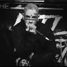 KILL THE IMPOSTER सुनें, म्यूज़िक वीडियो देखें, बायो पढ़ें, दौरे की तारीखें और बहुत कुछ देखें!