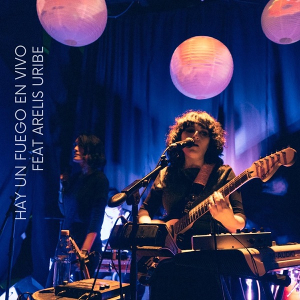 Hay un fuego en vivo (feat. Arelis Uribe) [En vivo]