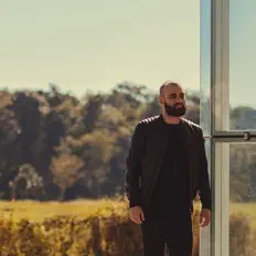 Ouça Shaguar, assista a videoclipes, leia a biografia, veja as datas das turnês e mais!