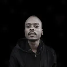 聆聽 Phiyes、觀看音樂影片、閱讀小傳、查看巡演日期等！