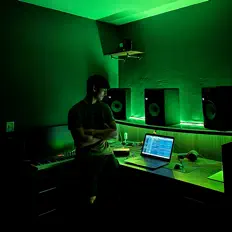 SolProduced을(를) 듣고, 뮤직 비디오를 보고, 약력을 읽고, 투어 일정 등을 확인하세요!