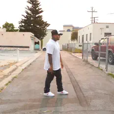 JLA सुनें, म्यूज़िक वीडियो देखें, बायो पढ़ें, दौरे की तारीखें और बहुत कुछ देखें!