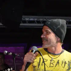 La Banderíaを聴いたり、ミュージックビデオを鑑賞したり、経歴やツアー日程などを確認したりしましょう！