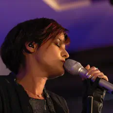 聆聽 Nathalie Weider、觀看音樂影片、閱讀小傳、查看巡演日期等！