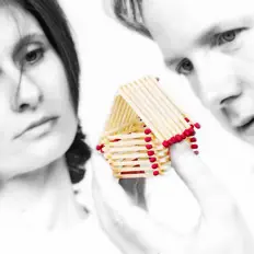 Violetを聴いたり、ミュージックビデオを鑑賞したり、経歴やツアー日程などを確認したりしましょう！